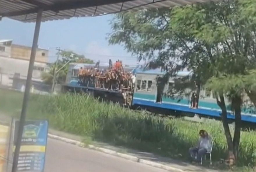 passageiros-se-arriscam-em-trem-lotado-na-baixada-fluminense3B-video-e-medidas-preventivas-da-de passageiros-se-arriscam-em-trem-lotado-na-baixada-fluminense3B-video-e-medidas-preventivas-da-de