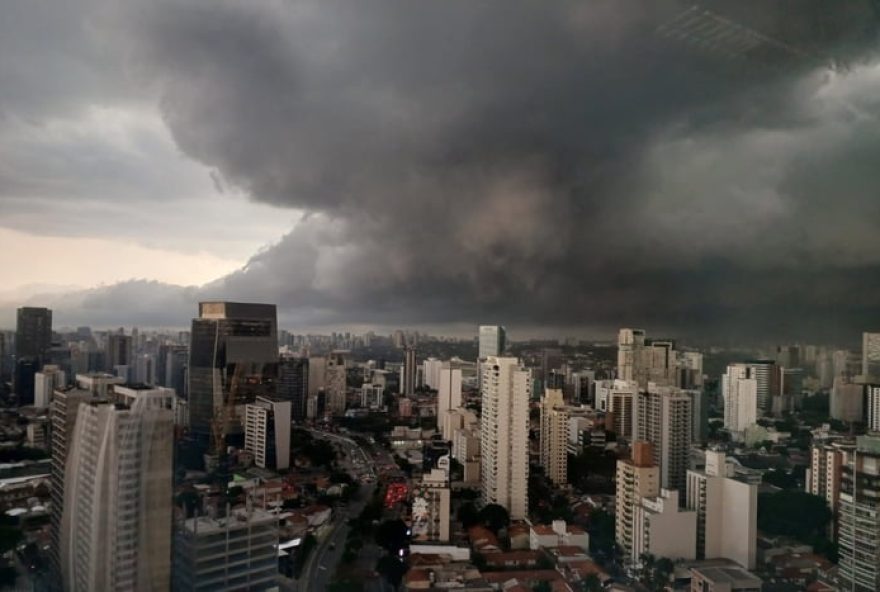 passagem-de-frente-fria-em-sp3A-rajadas-de-vento-de-50-km2Fh-e-previsao-de-chuva0A