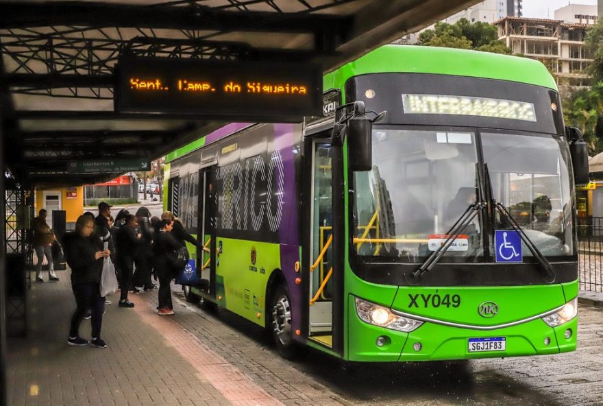 passagem-de-onibus-em-curitiba-ficara-em-r24-6-ate-20273B-lei-sancionada-pelo-prefeito-garante-tarifa-congelada