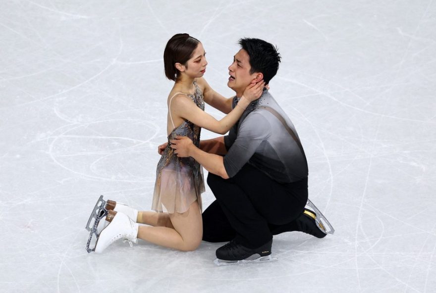 patinadora-japonesa-emociona-com-reacoes-fofas-ao-conquistar-ouro-na-patinacao-em-pares patinadora-japonesa-emociona-com-reacoes-fofas-ao-conquistar-ouro-na-patinacao-em-pares