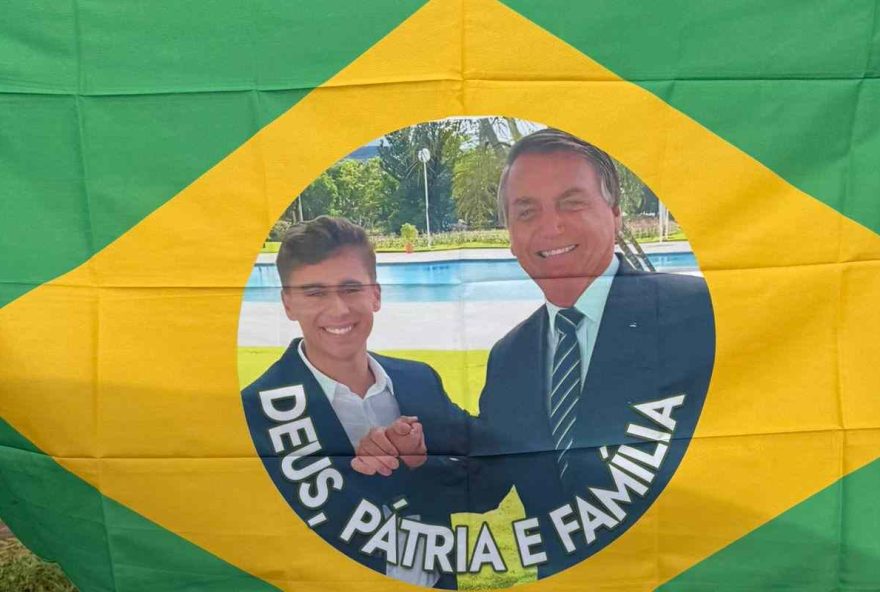 patriotas-se-reunem-na-praca-do-cruzeiro-onde-bandeira-de-bolsonaro-e-nikolas-custa-r24-50