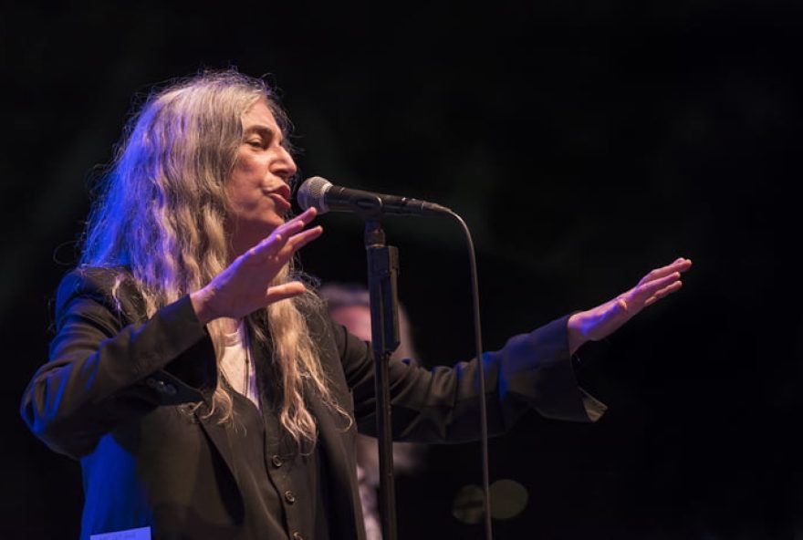 patti-smith-desmaia-durante-show-em-sp-e-emociona-publico-ao-retornar-ao-palco