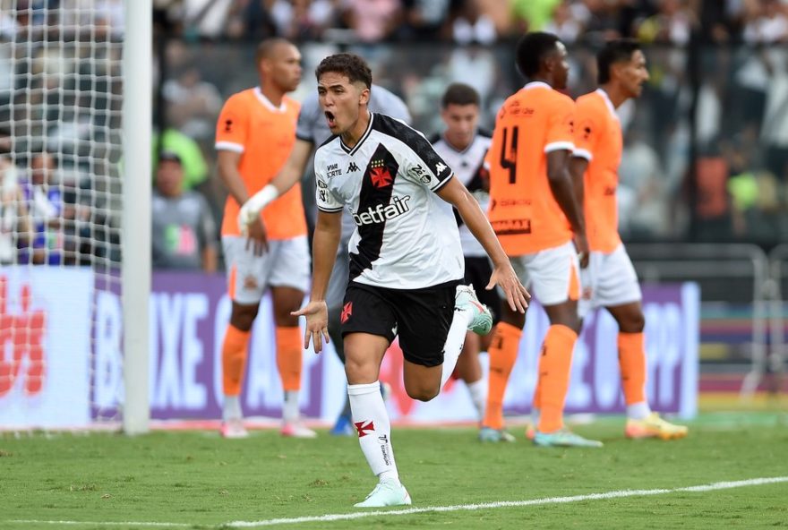 paulinho-marca-primeiro-gol-profissional-no-vasco-em-estreia-no-campeonato-carioca