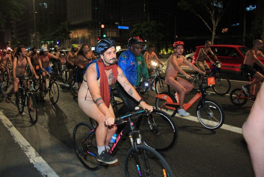 pedalada-pelada-em-sao-paulo3A-ciclistas-nus-chamam-atencao-para-vulnerabilidade-nas-ruas