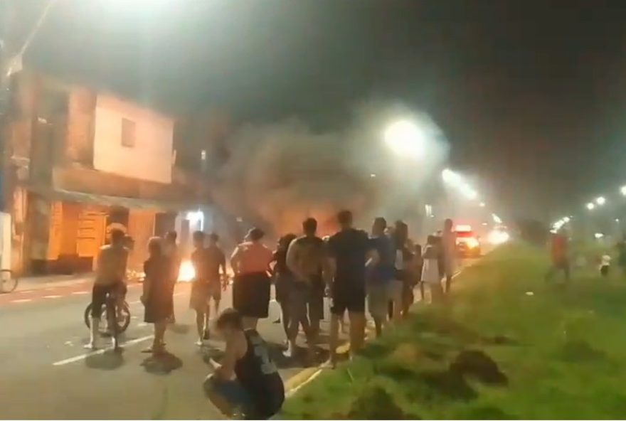 pedestre-tem-braco-arrancado-em-acidente-fatal-e-moradores-fecham-via-em-protesto3B-confira-detalhes-no-para pedestre-tem-braco-arrancado-em-acidente-fatal-e-moradores-fecham-via-em-protesto3B-confira-detalhes-no-para