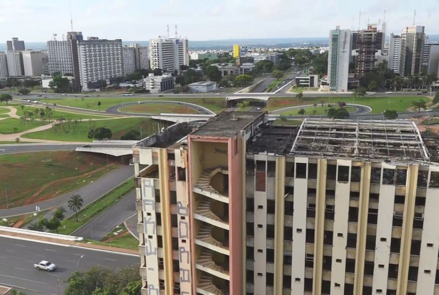 pedido-de-demolicao-do-hotel-torre-palace-em-brasilia3A-predio-abandonado-ha-mais-de-20-anos-causa-polemica-judicial