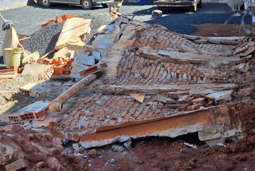 pedreiro-fica-soterrado-apos-muro-desabar-em-franca2C-sp3A-vitima-e-resgatada-em-estado-grave