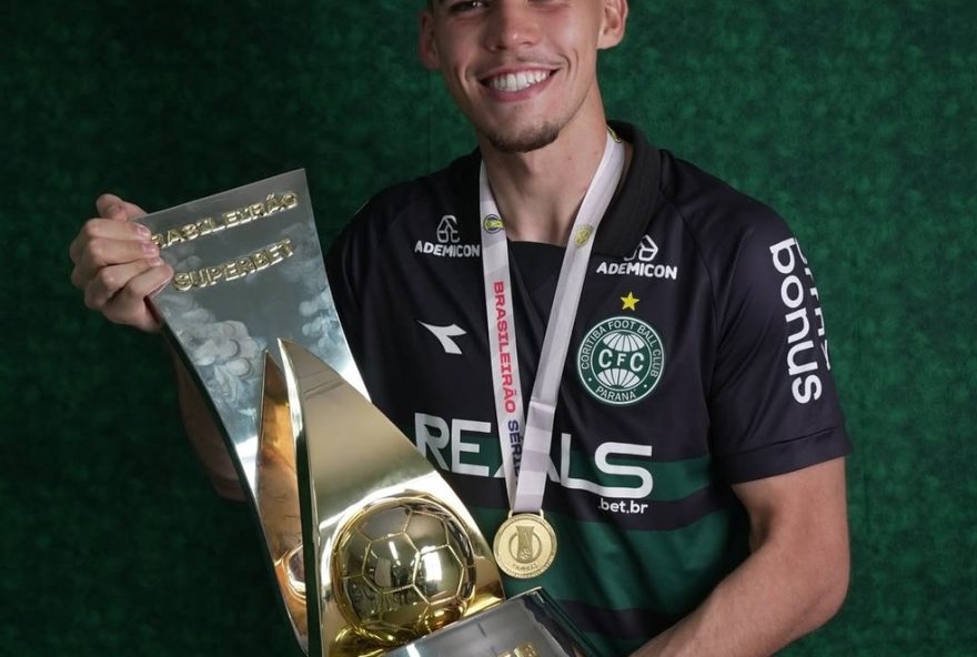 pedro-morisco-e-lucas-ronier-brilham-na-conquista-da-serie-b-pelo-coritiba3A-talento-e-dedicacao-em-campo-rumo-a-elite-do-futebol