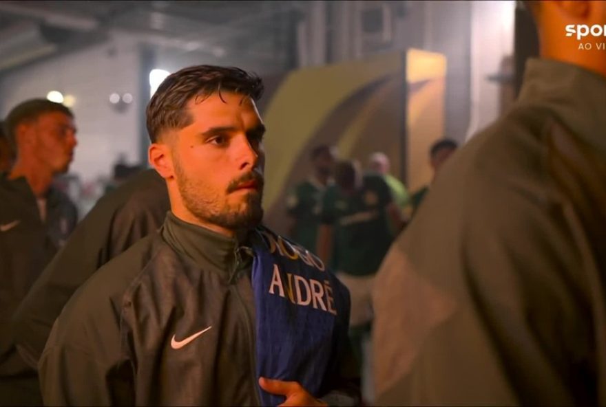 pedro-neto-emociona-ao-homenagear-diogo-jota-em-jogo-do-chelsea-vs.-palmeiras3A-veja-o-video-da-comovente-homenagem