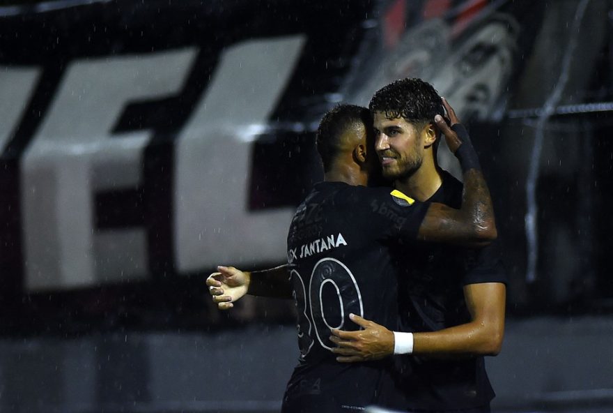 pedro-raul-quebra-jejum-de-nove-meses-e-assegura3A-22voltei-com-outra-cabeca22-corinthians-vence-o-bragantino