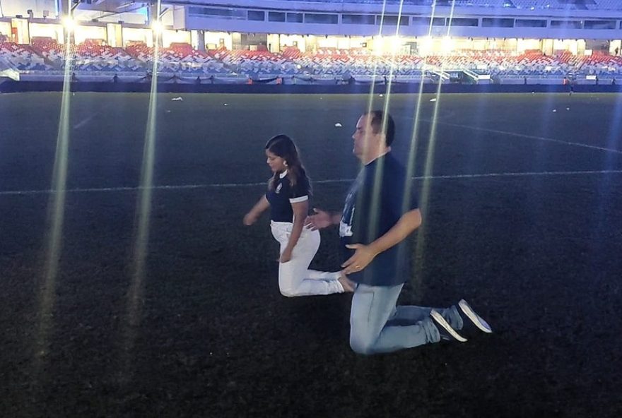 pedro-rocha-e-vice-do-remo-celebram-acesso-de-joelhos-apos-vitoria