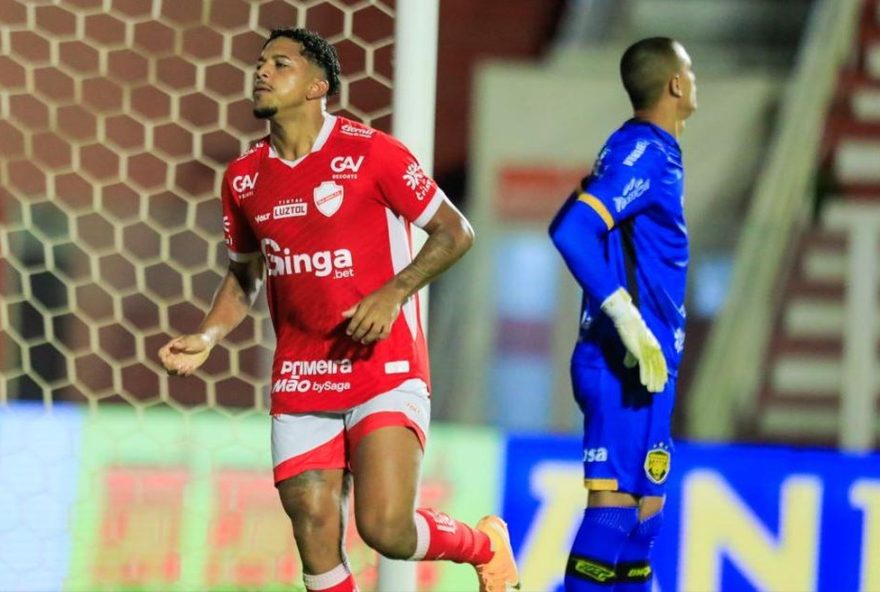 pedro-romano-dedica-gol-a-halls-apos-erro-e-redencao-no-jogo-contra-o-amazonas-vila-nova-vence-e-zagueiro-vive-grandes-emocoes