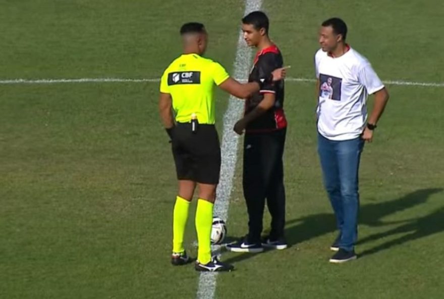 pedro-severino-emociona-ao-dar-pontape-inicial-apos-acidente-e-recebe-homenagens-no-botafogo-sp