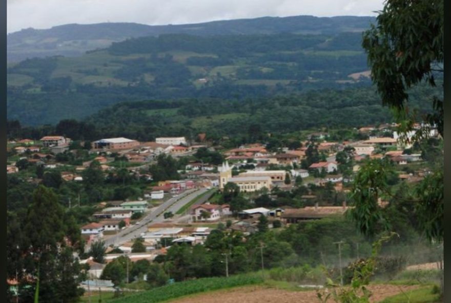 pensao-compartilhada-em-sc3A-mulheres-em-trisal-por-35-anos-dividem-beneficios