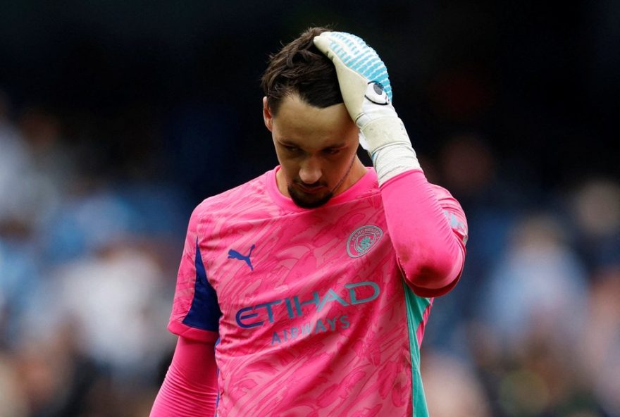 pep-guardiola-justifica-escolha-de-trafford-no-manchester-city-e-explica-ausencia-de-ederson-no-banco.-city-0x2-tottenham-na-premier-league