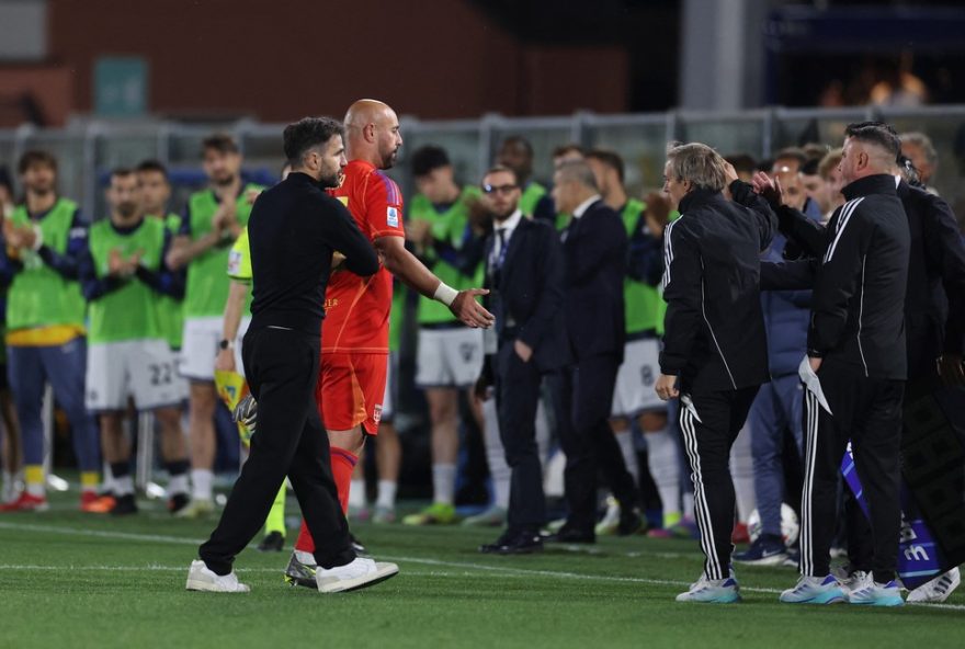 pepe-reina-tem-despedida-emocionante-com-expulsao-em-jogo-final-na-serie-a-2021