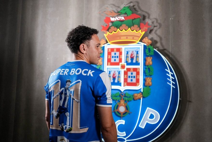 pepe-renova-contrato-com-o-porto-ate-2029-com-multa-astronomica-de-r24-4732C4-milhoes