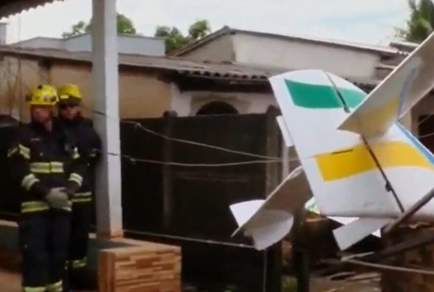 pequeno-aviao-de-2008-cai-sobre-casa-em-goiania