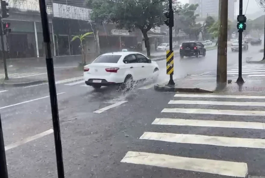 perigo3A-522-cidades-de-mg-sob-alerta-laranja-de-chuva-intensa-e-ventos-de-ate-100-km2Fh