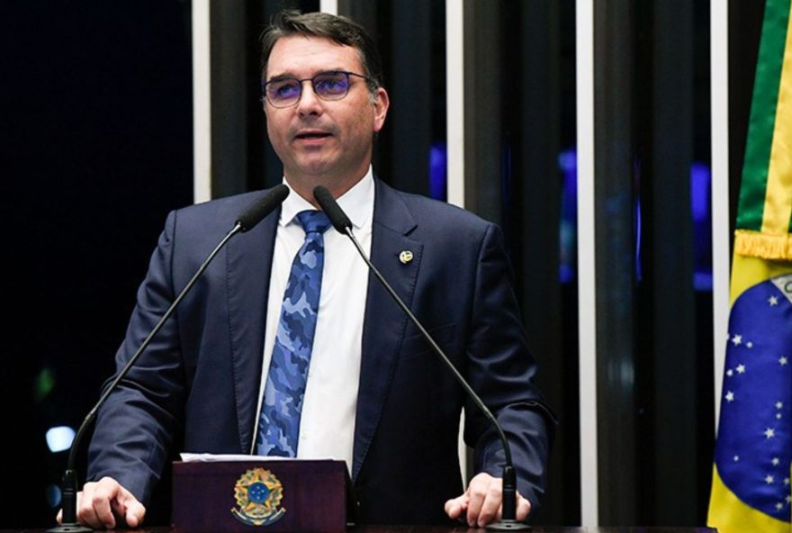 perseguicao-a-direita3A-flavio-bolsonaro-denuncia-em-ato-na-italia