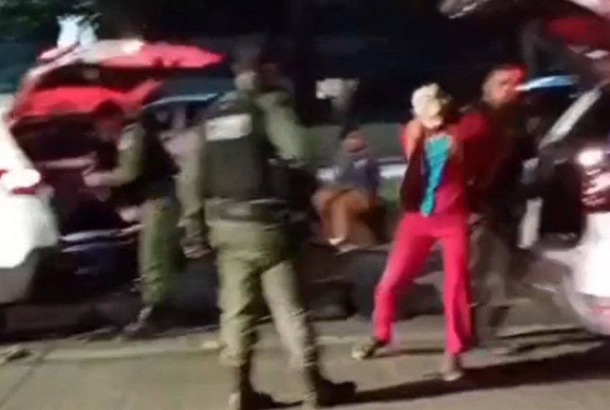 perseguicao-com-tiroteio-acaba-com-um-morto-e-tres-presos-no-recife3B-suspeito-usava-mascara-da-serie-la-casa-de-papel perseguicao-com-tiroteio-acaba-com-um-morto-e-tres-presos-no-recife3B-suspeito-usava-mascara-da-serie-la-casa-de-papel