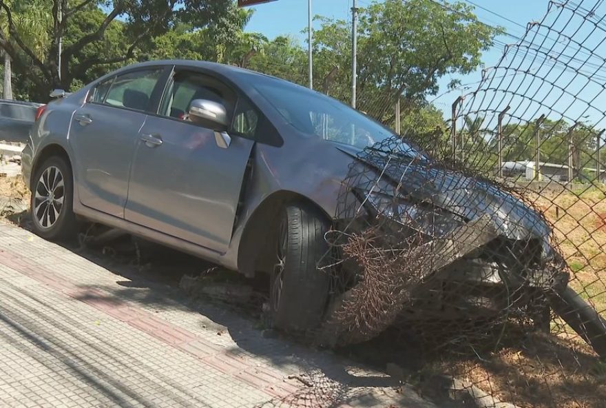 perseguicao-policial-causa-acidente-na-pampulha3A-casal-furta-carro-e-assusta-moradores-de-bh