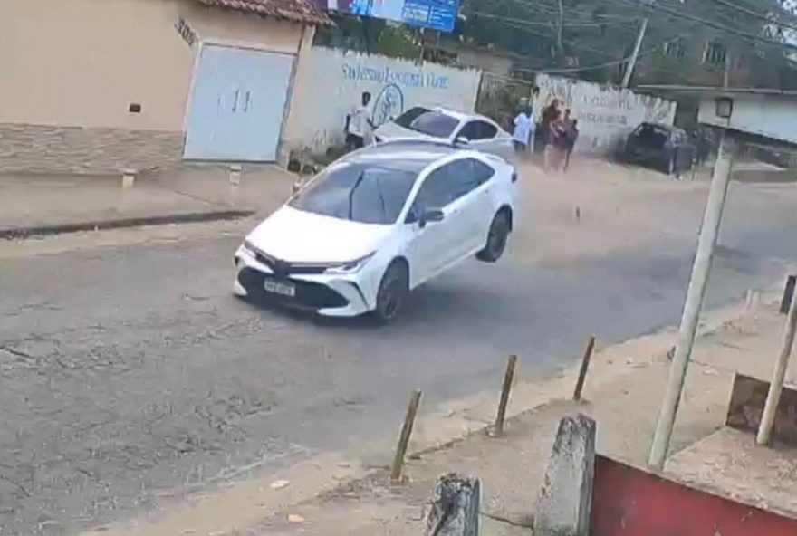 perseguicao-policial-em-santissimo3A-carros-voam-em-fuga-alucinada-video