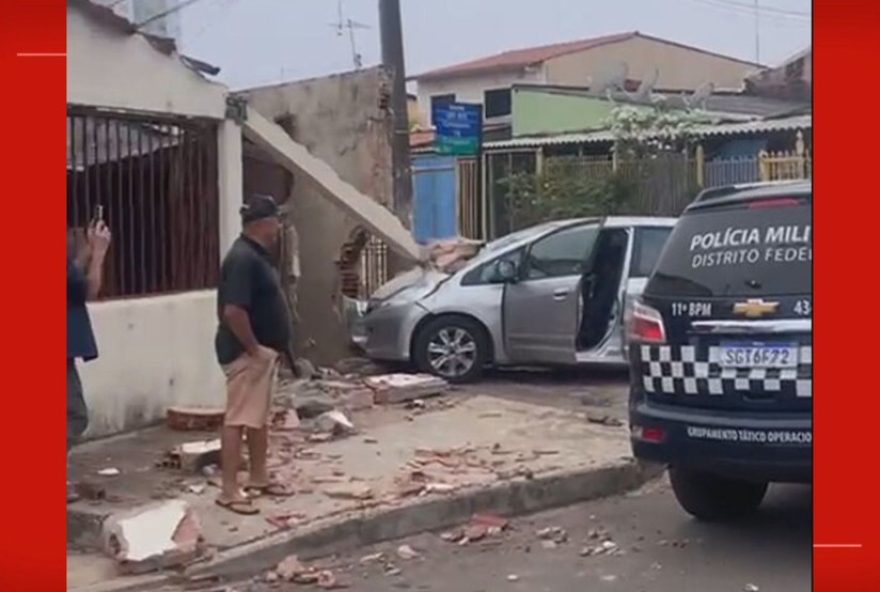 perseguicao-policial-termina-com-dupla-em-carro-roubado-batendo-em-muro-de-casa-no-df