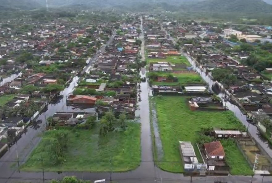 peruibe-debaixo-dagua3A-imagens-aereas-mostram-481-desalojados peruibe-debaixo-dagua3A-imagens-aereas-mostram-481-desalojados