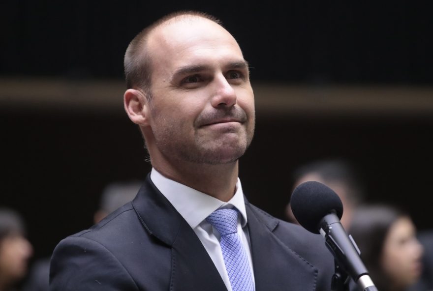 pesquisa-revela-percepcao-de-brasileiros-sobre-atuacao-de-eduardo-bolsonaro-nos-eua