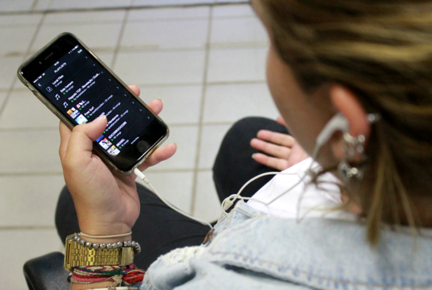 pesquisa-revela3A-humanos-nao-conseguem-distinguir-musica-de-ia-da-musica-real