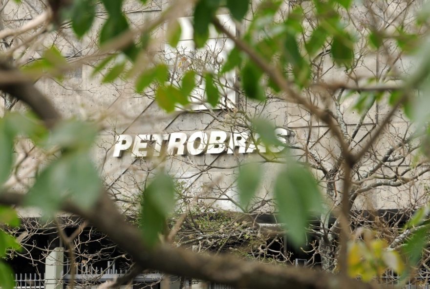 petrobras-anuncia-prejuizo-no-quarto-trimestre-e-reducao-de-7025-no-lucro-de-2024