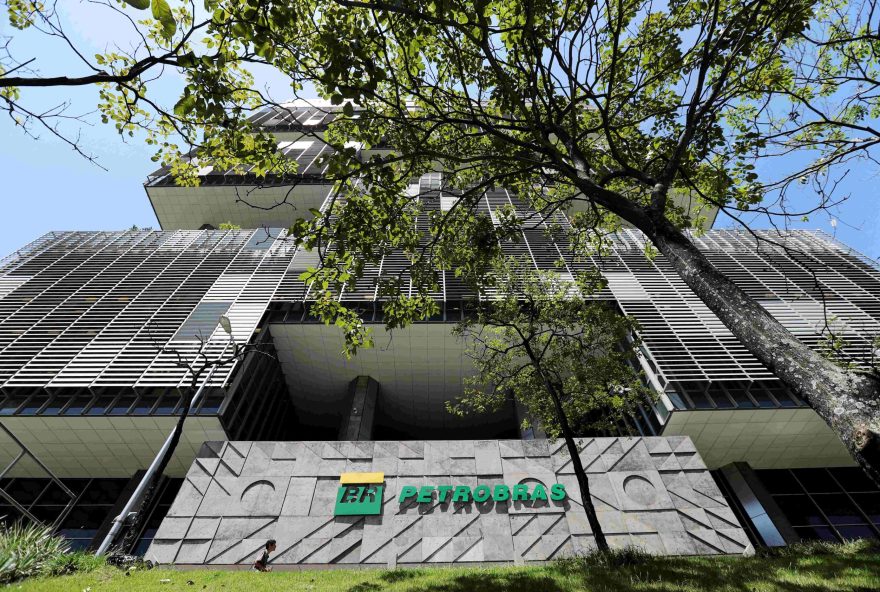 petrobras-aprova-distribuicao-de-dividendos-de-r24-17-bilhoes2C-equivalente-a-r24-12C32-por-acao