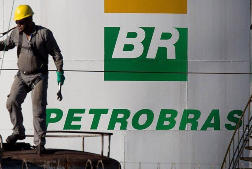 Petrobras abre concurso com salários de até R mil