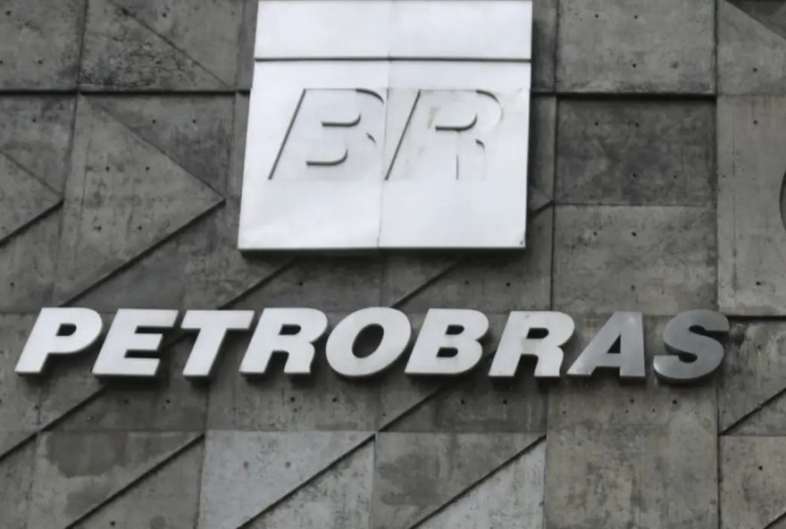 petrobras-planeja-concurso-com-12C1-mil-vagas-apos-pdv