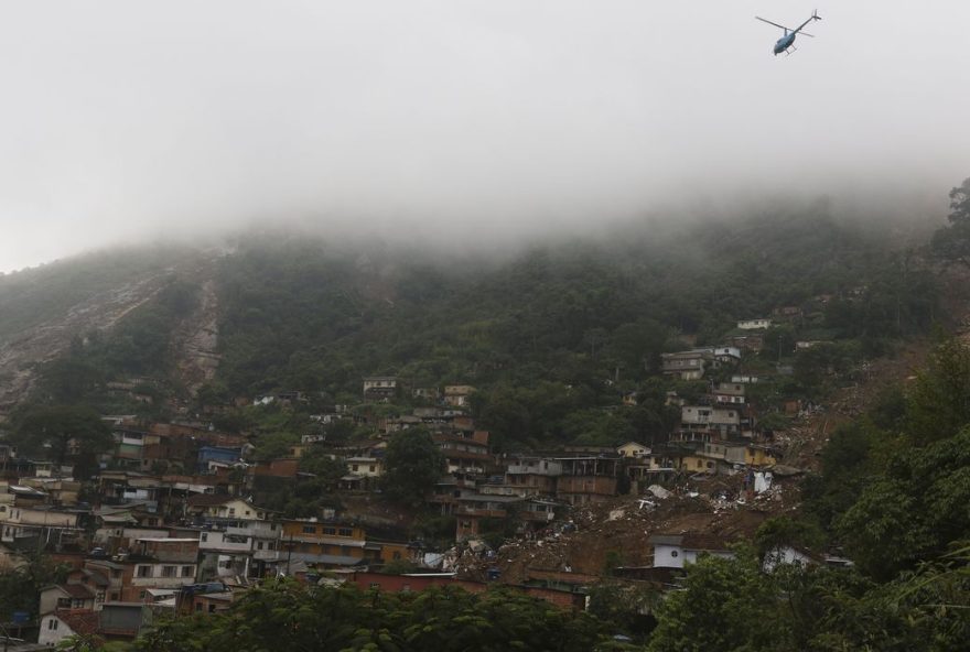 Sirenes tocam em Petrópolis (Foto: Tânia Rêgo/Agência Brasil)