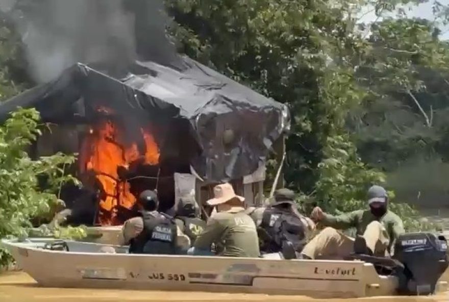 pf-e-funai-destroem-equipamentos-de-garimpo-ilegal-na-amazonia3A-protecao-ambiental-e-dos-povos-indigenas