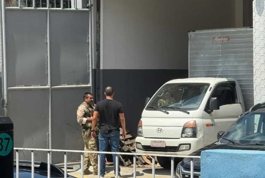 pf-encontra-deposito-clandestino-de-cigarro-em-sao-goncalo3A-bicheiro-adilsinho-suspeito