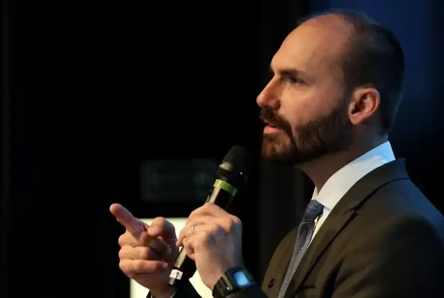pgr-denuncia-eduardo-bolsonaro-e-paulo-figueiredo-por-coacao-contra-stf