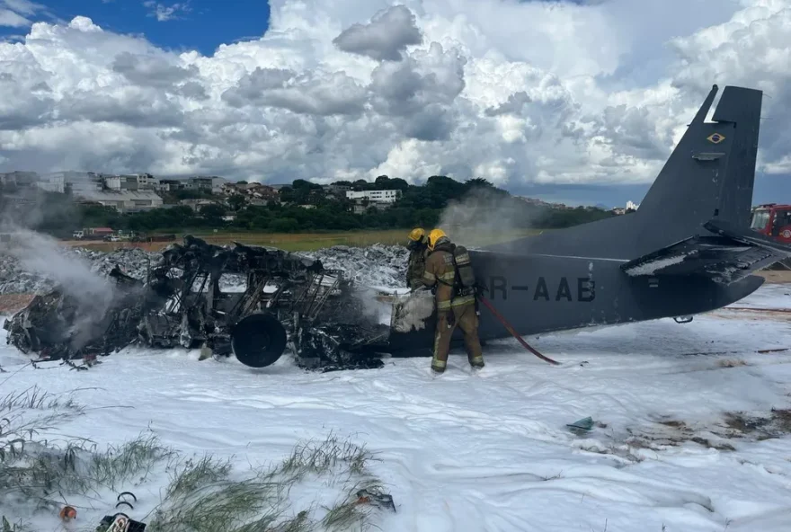 Imagens mostram o antes e depois da aeronave Cessna 208B (Foto: Corpo de Bombeiros)