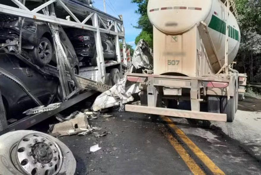 Acidente entre caminhões na BR-020 deixa dois mortos e bloqueia rodovia