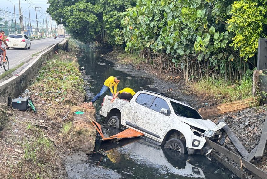 picape-cai-em-canal-na-bernardo-sayao2C-belem3A-motorista-ferido