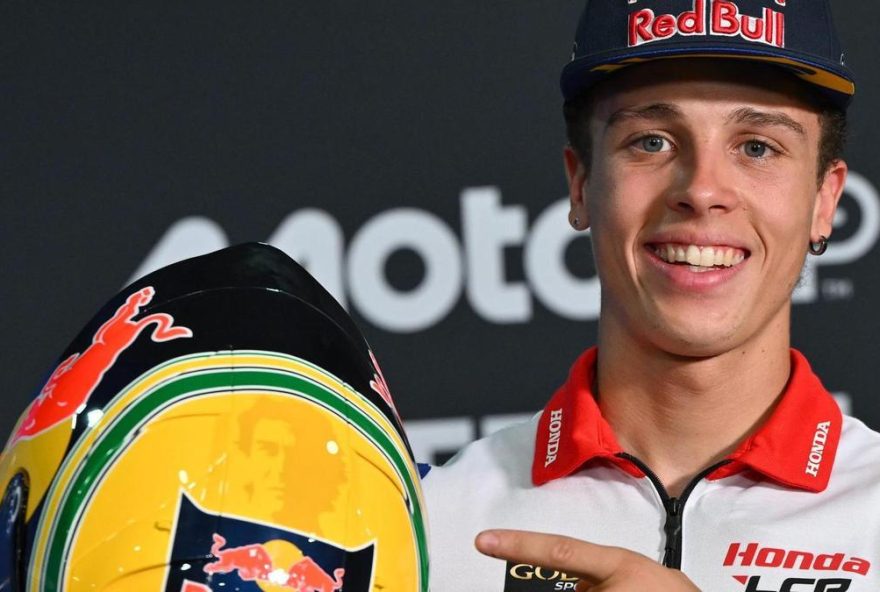 piloto-brasileno-diogo-moreira-homenajea-a-ayrton-senna-con-casco-especial-para-el-gran-premio-de-brasil-de-motogp