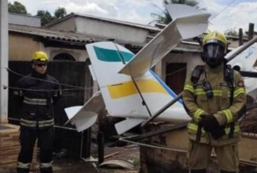 piloto-de-60-anos-sobrevive-a-queda-de-monomotor-que-destroi-casa-no-setor-santos-dumont2C-em-goiania