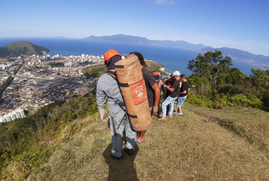 piloto-de-asa-delta-morre-apos-queda-no-morro-santo-antonio-em-caraguatatuba3A-detalhes-e-repercussao-no-vale-do-paraiba