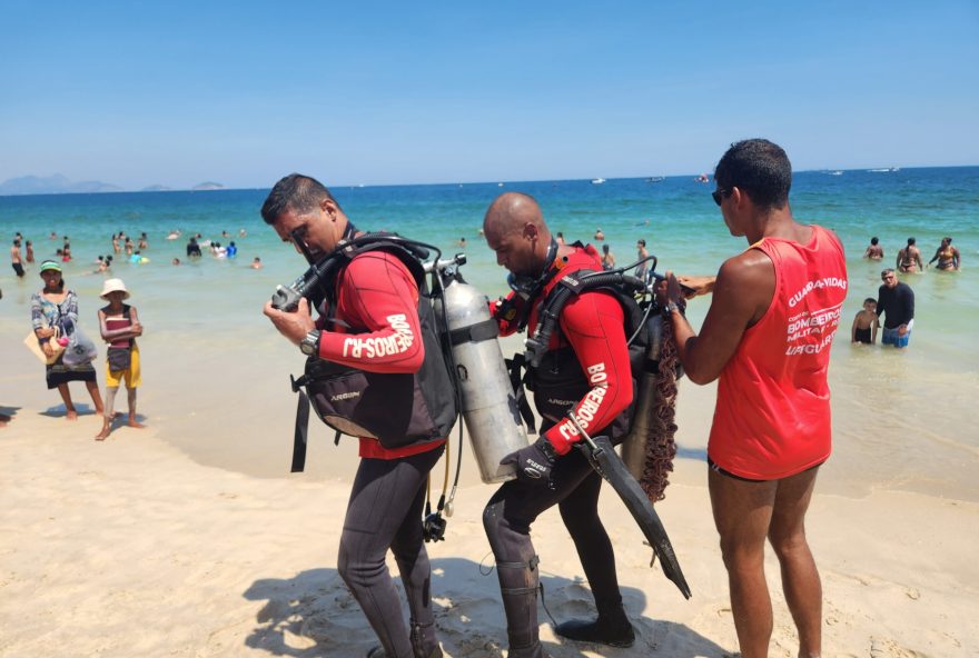 piloto-de-monomotor-que-caiu-em-copacabana-fazia-primeiro-voo-com-propaganda-subprefeito-confirma-acidente-e-buscas-por-vitimas piloto-de-monomotor-que-caiu-em-copacabana-fazia-primeiro-voo-com-propaganda-subprefeito-confirma-acidente-e-buscas-por-vitimas