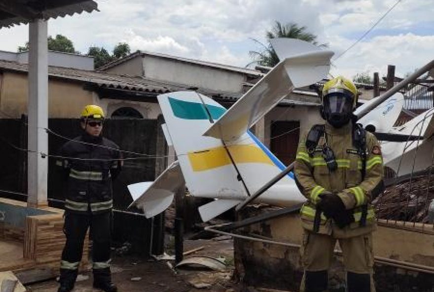 piloto-sobrevive-apos-aviao-de-pequeno-porte-cair-sobre-casa-em-goiania