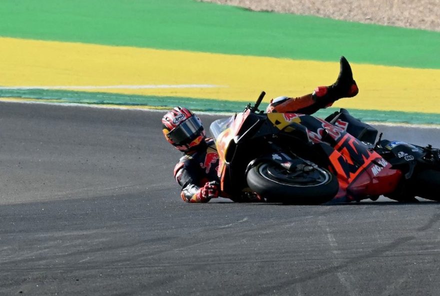 MOTO-PRIX-BRA-GP-SPRINT Red Bull KTM Tech3's Spanish rider Maverick Vinales falls during the MotoGP sprint of the Grand Prix of Brazil at the Ayrton Senna International racetrack in Goiania, state of Goias, Brazil, on March 21, 2026. (Photo by EVARISTO SA / AFP)