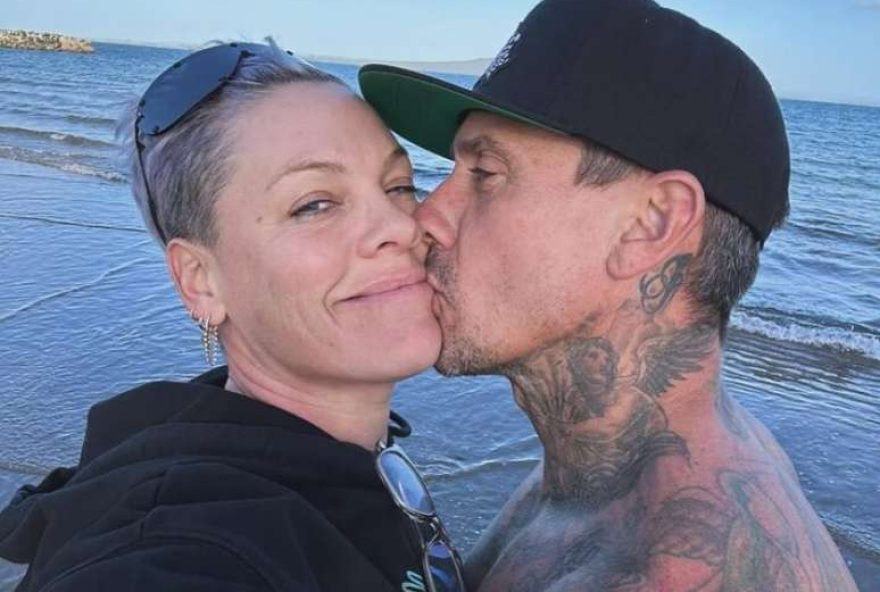 pink-desmente-rumores-de-separacao-e-reafirma-amor-por-carey-hart3A-22familia-unida22 pink-desmente-rumores-de-separacao-e-reafirma-amor-por-carey-hart3A-22familia-unida22