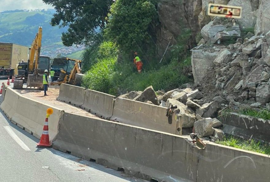 pista-da-fernao-dias-interditada-por-deslizamento-de-rochas-em-camanducaia2C-mg3A-saiba-mais